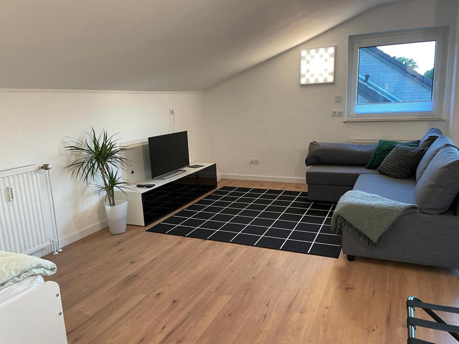--Renoviert-- Ruhige 1-Zimmer Einliegerwohnung Mit Kueche Und Bad In Grossburgwedel Exterior foto